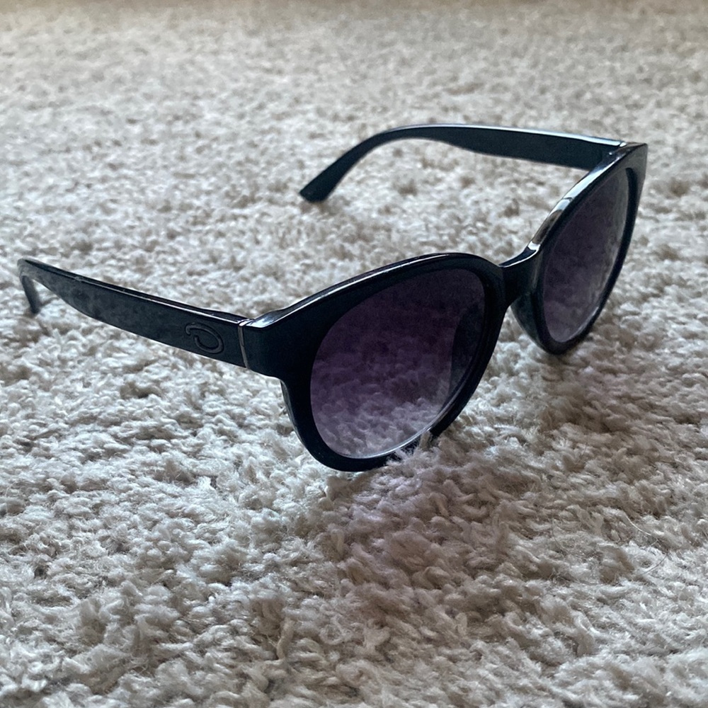 Oscar de la Renta black sunglasses - frames are 2 in x 2 in